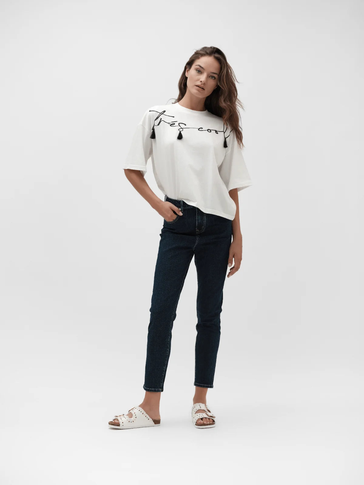 White Wise T-shirt scritta ricamata con nappe PE25