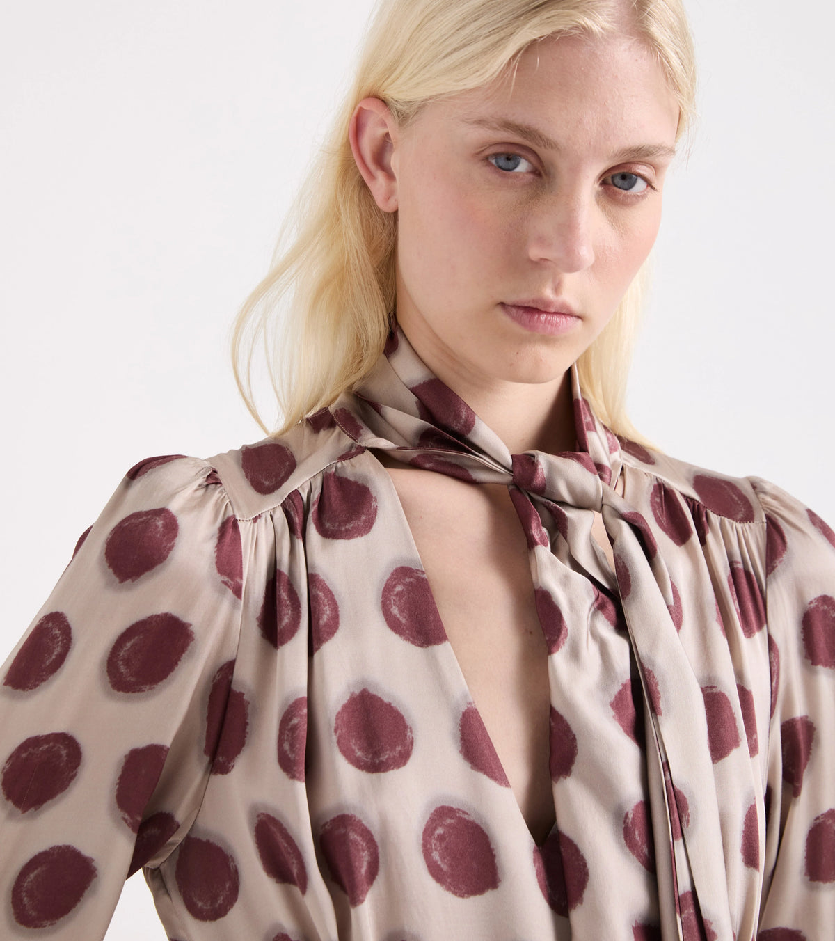 Alessia Santi - Abito con scollo a V e foulard pois bordeaux